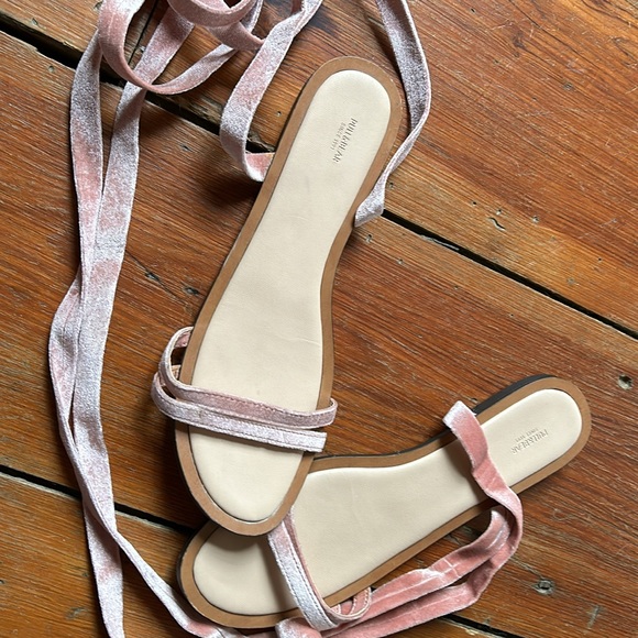 Lovely lace-up flat sandal. Nude-pink. - Picture 2 of 4